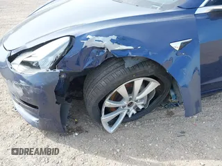 2018 Tesla Model 3 Long Range Battery z VIN 5YJ3E1EB7JF088224, wystawiony jako IAAI lot #42097665 z przebiegiem Nie podano mil oraz . Historia ofert i sprzedaży dostępna na DreamBid. Obrazek 6.