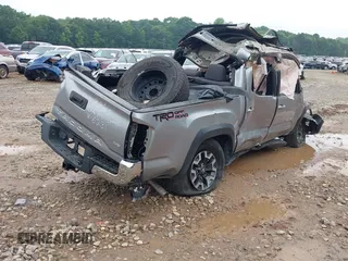 2017 Toyota Tacoma SR5 z VIN 5TFAZ5CN8HX036231, wystawiony jako IAAI lot #37636403 z przebiegiem Nie podano mil oraz . Historia ofert i sprzedaży dostępna na DreamBid. Obrazek 4.