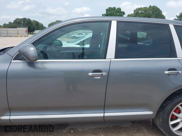 2005 Porsche Cayenne Turbo z VIN WP1AC29P25LA90019, wystawiony jako IAAI lot #42295764 z przebiegiem 164 927 mil mil oraz . Historia ofert i sprzedaży dostępna na DreamBid. Obrazek 14.