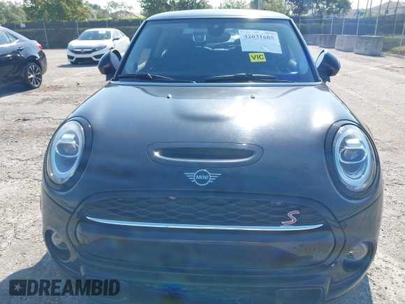 2020 MINI Hardtop Cooper S z VIN WMWXR5C07L2L55038, wystawiony jako IAAI lot #42031685 z przebiegiem 20 629 mil mil oraz . Historia ofert i sprzedaży dostępna na DreamBid. Obrazek 6.