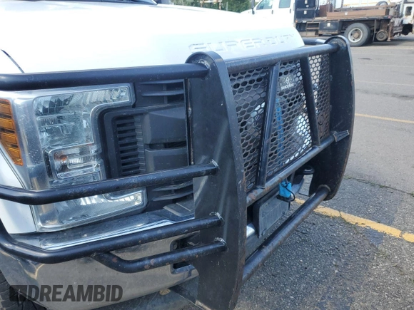2018 Ford F-250 XL with VIN 1FT7W2BT1JEB88967, listed as a IAAI auction lot 42743495 with 215,105 mi miles and . Bid and sale history available at DreamBid. Image 6.