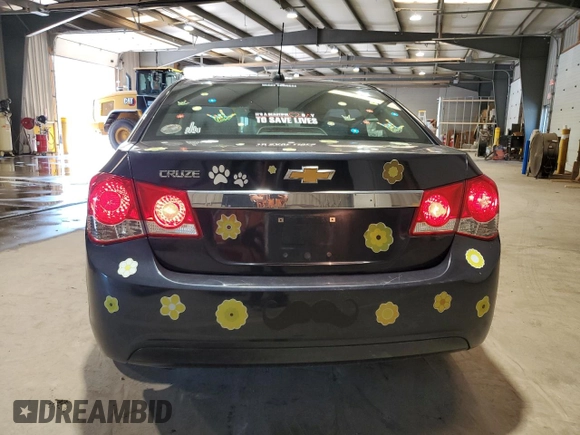 2015 Chevrolet Cruze LS z VIN 1G1PA5SG5F7294541, wystawiony jako Copart lot #53857035 z przebiegiem 118 263 mil mil oraz Szkoda całkowita • Salvage title. Historia ofert i sprzedaży dostępna na DreamBid. Obrazek 6.