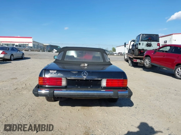 1986 Mercedes-Benz 560 SL z VIN WDBBA48D2GA055024, wystawiony jako IAAI lot #41888928 z przebiegiem 118 569 mil mil oraz . Historia ofert i sprzedaży dostępna na DreamBid. Obrazek 16.