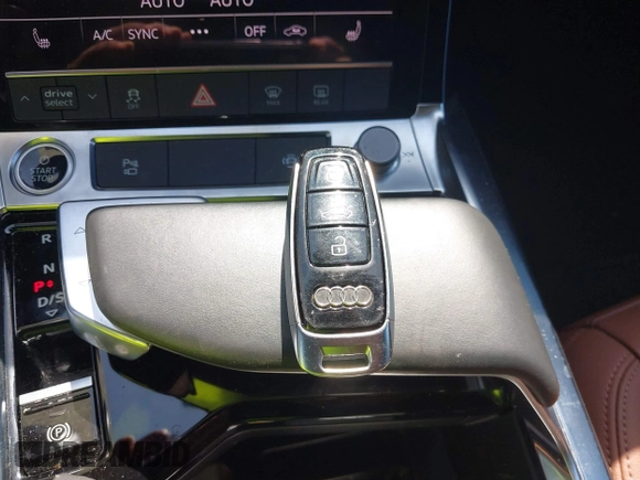 2022 Audi e-tron Premium z VIN WA1AAAGE4NB020119, wystawiony jako IAAI lot #41830433 z przebiegiem 27 591 mil mil oraz . Historia ofert i sprzedaży dostępna na DreamBid. Obrazek 11.