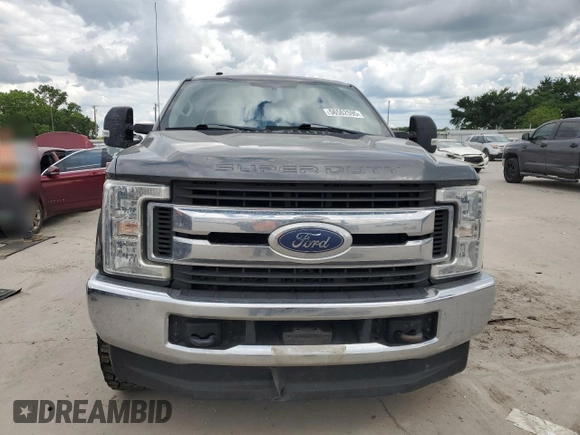 2018 Ford F-250 XL z VIN 1FT7W2BT6JEC77708, wystawiony jako Copart lot #56562595 z przebiegiem 141 567 mil mil oraz Szkoda całkowita • Salvage title. Historia ofert i sprzedaży dostępna na DreamBid. Obrazek 5.
