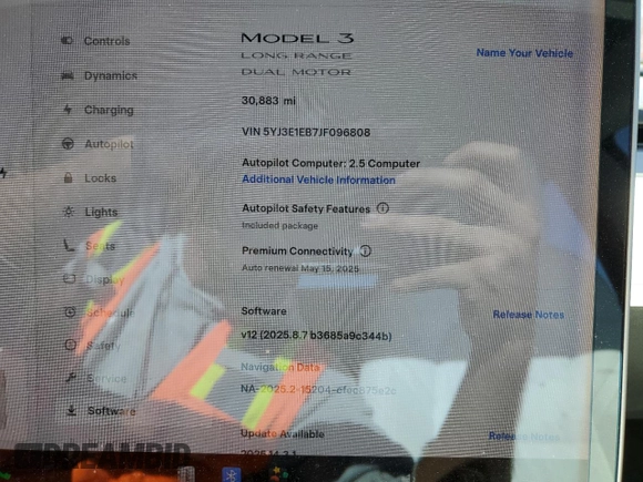 2018 Tesla Model 3 Long Range Battery z VIN 5YJ3E1EB7JF096808, wystawiony jako Copart lot #56592705 z przebiegiem 30 883 mil mil oraz Szkody całkowita. Historia ofert i sprzedaży dostępna na DreamBid. Obrazek 9.