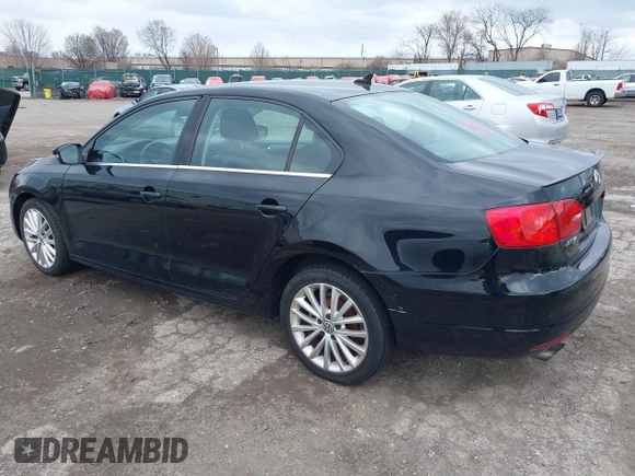 2014 Volkswagen Jetta SEL z VIN 3VWL17AJ3EM379295, wystawiony jako IAAI lot #41897734 z przebiegiem 124 344 mil mil oraz . Historia ofert i sprzedaży dostępna na DreamBid. Obrazek 3.