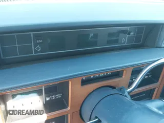 1988 Cadillac Fleetwood z VIN 1G6CB5152J4228237, wystawiony jako IAAI lot #42232983 z przebiegiem Nie podano mil oraz . Historia ofert i sprzedaży dostępna na DreamBid. Obrazek 7.