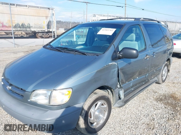 2000 Toyota Sienna CE with VIN 4T3ZF19C8YU272134, listed as a IAAI auction lot 41505762 with 234,706 mi miles. Bid and sale history available at carsss.com. Image 2.