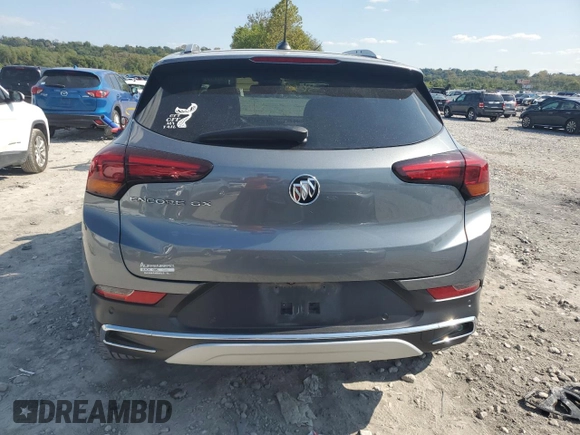 2021 Buick Encore GX Essence z VIN KL4MMFSL8MB077428, wystawiony jako Copart lot #71731754 z przebiegiem 51 432 mil mil oraz Szkoda całkowita • Salvage title. Historia ofert i sprzedaży dostępna na DreamBid. Obrazek 6.