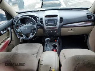 2014 Kia Sorento LX z VIN 5XYKT4A68EG435599, wystawiony jako Copart lot #58269715 z przebiegiem Nie podano mil oraz Czysty tytuł • Clean title. Historia ofert i sprzedaży dostępna na DreamBid. Obrazek 8.