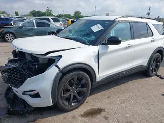 2023 Ford Explorer ST-Line z VIN 1FMSK7KH3PGA99652, wystawiony jako IAAI lot #42109418 z przebiegiem 30 380 mil mil oraz . Historia ofert i sprzedaży dostępna na DreamBid. Obrazek 17.