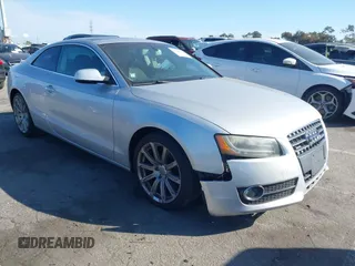 2011 Audi A5 Premium Plus z VIN WAULFAFROBA005880, wystawiony jako IAAI lot #41696997 z przebiegiem 132 814 mil mil oraz . Historia ofert i sprzedaży dostępna na DreamBid. Obrazek 1.