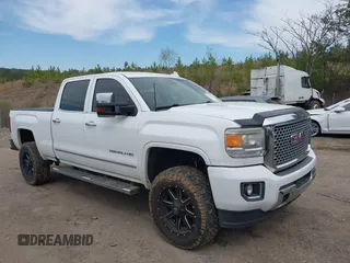 2016 GMC Sierra 2500HD Denali z VIN 1GT12UE82GF130096, wystawiony jako IAAI lot #41869448 z przebiegiem 129 659 mil mil oraz . Historia ofert i sprzedaży dostępna na DreamBid. Obrazek 13.