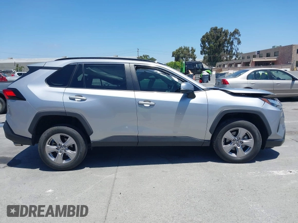 2022 Toyota RAV4 XLE z VIN 2T3W1RFV5NC213609, wystawiony jako IAAI lot #42561113 z przebiegiem 22 125 mil mil oraz . Historia ofert i sprzedaży dostępna na DreamBid. Obrazek 13.