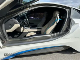 2015 BMW i8 z VIN WBY2Z2C53FV392080, wystawiony jako Copart lot #76544984 z przebiegiem 103 719 mil mil oraz Czysty tytuł • Clean title. Historia ofert i sprzedaży dostępna na DreamBid. Obrazek 8.