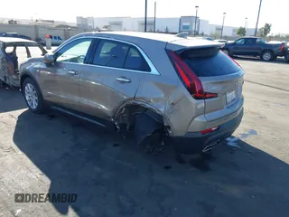 2023 Cadillac XT4 FWD Luxury z VIN 1GYAZAR40PF135132, wystawiony jako IAAI lot #41684609 z przebiegiem 12 164 mil mil oraz . Historia ofert i sprzedaży dostępna na DreamBid. Obrazek 3.