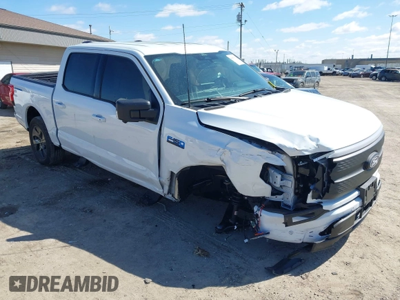 2024 Ford F-150 Lightning z VIN 1FTVW3L74RWG20276, wystawiony jako IAAI lot #41991515 z przebiegiem 4048 mil mil oraz . Historia ofert i sprzedaży dostępna na DreamBid. Obrazek 1.