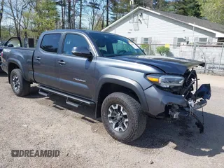 2022 Toyota Tacoma SR5 z VIN 3TMDZ5BN7NM140340, wystawiony jako IAAI lot #42060227 z przebiegiem 25 992 mil mil oraz . Historia ofert i sprzedaży dostępna na DreamBid. Obrazek 1.