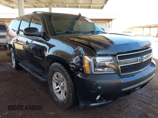 2007 Chevrolet Suburban LTZ z VIN 3GNFC160X7G124546, wystawiony jako IAAI lot #42062201 z przebiegiem 242 514 mil mil oraz . Historia ofert i sprzedaży dostępna na DreamBid. Obrazek 1.