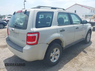 2008 Ford Escape XLS z VIN 1FMCU92Z98KB27360, wystawiony jako IAAI lot #42821934 z przebiegiem 168 647 mil mil oraz . Historia ofert i sprzedaży dostępna na DreamBid. Obrazek 4.