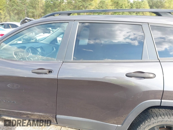 2017 Jeep Cherokee Altitude z VIN 1C4PJLABXHW666918, wystawiony jako IAAI lot #40520357 z przebiegiem 193 721 mil mil oraz . Historia ofert i sprzedaży dostępna na DreamBid. Obrazek 14.
