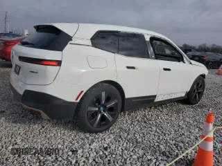 2022 BMW iX xDrive50 z VIN WB523CF07NCK63449, wystawiony jako Copart lot #82612884 z przebiegiem 18 961 mil mil oraz Szkody całkowita. Historia ofert i sprzedaży dostępna na DreamBid. Obrazek 3.