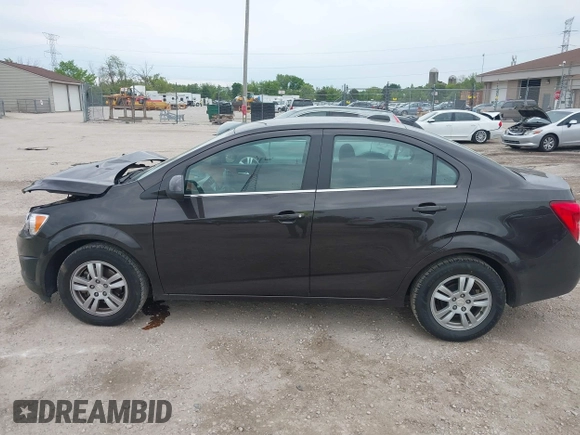 2015 Chevrolet Sonic LT z VIN 1G1JC5SH5F4158047, wystawiony jako IAAI lot #42387058 z przebiegiem 106 997 mil mil oraz . Historia ofert i sprzedaży dostępna na DreamBid. Obrazek 15.