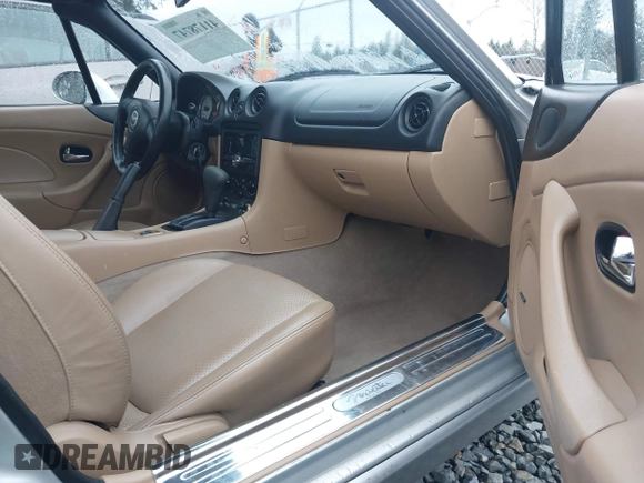 2002 Mazda MX-5 Miata Cloth z VIN JM1NB353620221304, wystawiony jako IAAI lot #41178747 z przebiegiem 98 958 mil mil oraz . Historia ofert i sprzedaży dostępna na DreamBid. Obrazek 5.