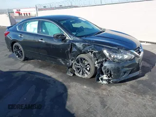 2017 Nissan Altima SV z VIN 1N4AL3APXHC180354, wystawiony jako IAAI lot #42055139 z przebiegiem 97 437 mil mil oraz . Historia ofert i sprzedaży dostępna na DreamBid. Obrazek 1.