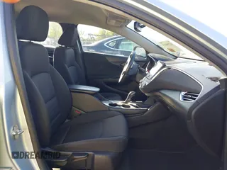 2018 Chevrolet Malibu LT z VIN 1G1ZD5ST4JF225982, wystawiony jako IAAI lot #42290615 z przebiegiem 122 483 mil mil oraz . Historia ofert i sprzedaży dostępna na DreamBid. Obrazek 5.
