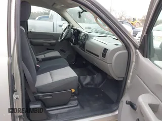 2007 Chevrolet Silverado 1500 LT w/1LT with VIN 2GCEC19CX71553141, listed as a IAAI auction lot 41580637 with 142,544 mi miles. Bid and sale history available at carsss.com. Image 5.