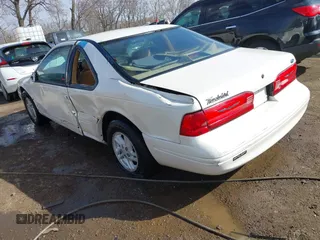 1996 Ford Thunderbird LX z VIN 1FALP6240TH131517, wystawiony jako IAAI lot #41811552 z przebiegiem 87 493 mil mil oraz . Historia ofert i sprzedaży dostępna na DreamBid. Obrazek 3.