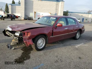 1999 Lincoln Town Car Executive z VIN 1LNHM81W0XY638748, wystawiony jako Copart lot #42990655 z przebiegiem 131 987 mil mil oraz Szkoda całkowita • Salvage title. Historia ofert i sprzedaży dostępna na DreamBid. Obrazek 1.