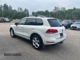 2013 Volkswagen Touareg Lux z VIN WVGEF9BP3DD005660, wystawiony jako IAAI lot #42463361 z przebiegiem 145 056 mil mil oraz . Historia ofert i sprzedaży dostępna na DreamBid. Obrazek 3.