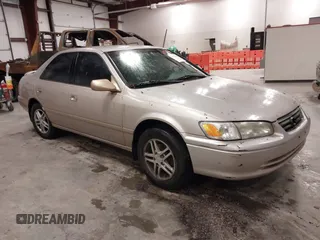 2001 Toyota Camry CE with VIN 4T1BG22K61U095586, listed as a IAAI auction lot 41336260 with 195,023 mi miles. Bid and sale history available at carsss.com. Image 1.