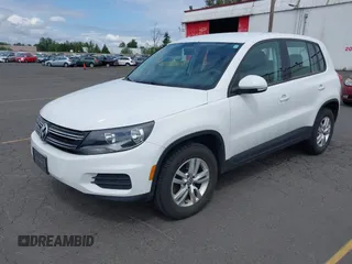 2012 Volkswagen Tiguan S z VIN WVGBV7AX8CW567505, wystawiony jako IAAI lot #42311708 z przebiegiem 127 566 mil mil oraz . Historia ofert i sprzedaży dostępna na DreamBid. Obrazek 2.