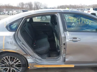 2023 Kia Forte GT-Line z VIN 3KPF54AD4PE553188, wystawiony jako IAAI lot #41847958 z przebiegiem 27 820 mil mil oraz . Historia ofert i sprzedaży dostępna na DreamBid. Obrazek 6.