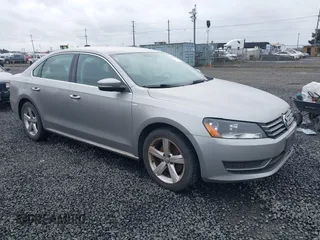 2014 Volkswagen Passat Wolfsburg Edition z VIN 1VWAT7A33EC060225, wystawiony jako IAAI lot #41818949 z przebiegiem 163 545 mil mil oraz . Historia ofert i sprzedaży dostępna na DreamBid. Obrazek 1.