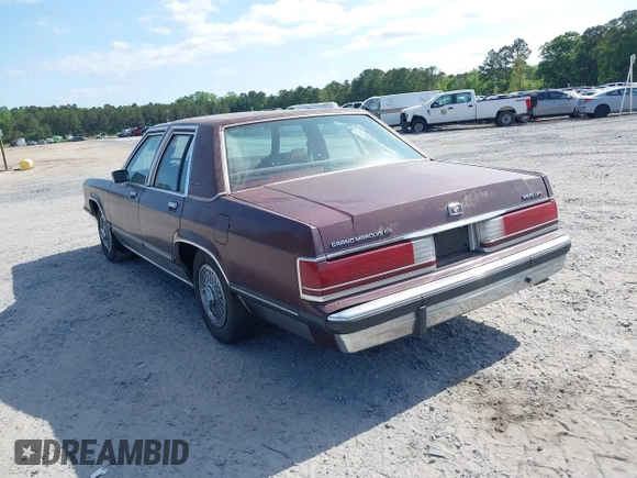 1990 Mercury Grand Marquis z VIN 2MECM74F9LX614526, wystawiony jako IAAI lot #42068697 z przebiegiem 4 875 mil mil oraz . Historia ofert i sprzedaży dostępna na DreamBid. Obrazek 3.