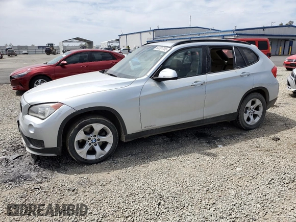 2015 BMW X1 sDrive28i z VIN WBAVM1C55FV317854, wystawiony jako Copart lot #52201705 z przebiegiem 86 015 mil mil oraz Szkoda całkowita • Salvage title. Historia ofert i sprzedaży dostępna na DreamBid. Obrazek 1.