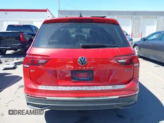 2024 Volkswagen Tiguan SE with VIN 3VV2B7AXXRM096755, listed as a IAAI auction lot 41968698 with 20,909 mi miles and . Bid and sale history available at DreamBid. Image 17.