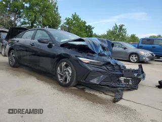 2024 Hyundai Elantra SEL z VIN KMHLS4DG7RU716028, wystawiony jako Copart lot #59912774 z przebiegiem 2 971 mil mil oraz Szkoda całkowita • Salvage title. Historia ofert i sprzedaży dostępna na DreamBid. Obrazek 4.