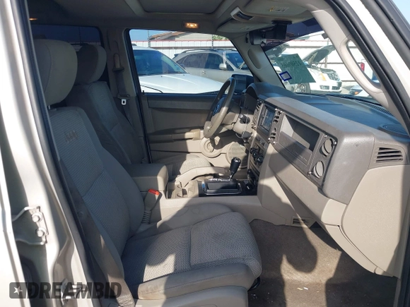 2007 Jeep Commander Sport z VIN 1J8HH48K47C699904, wystawiony jako IAAI lot #42509665 z przebiegiem 198 539 mil mil oraz . Historia ofert i sprzedaży dostępna na DreamBid. Obrazek 5.