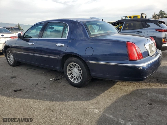2002 Lincoln Town Car Sig. with VIN 1LNHM82W42Y667158, listed as a Copart auction lot 86111724 with 175,050 mi miles and Salvage Title. Bid and sale history available at carsss.com. Image 2.