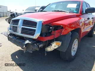 2006 Dodge Dakota SLT z VIN 1D7HE48NX6S588584, wystawiony jako IAAI lot #42348429 z przebiegiem 246 965 mil mil oraz . Historia ofert i sprzedaży dostępna na DreamBid. Obrazek 6.