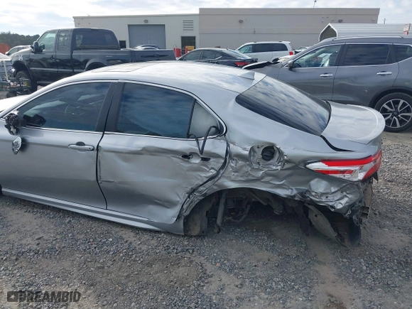 2020 Toyota Camry SE with VIN 4T1J11AKXLU879877, listed as a IAAI auction lot 40827028 with 176,872 mi miles. Bid and sale history available at carsss.com. Image 6.