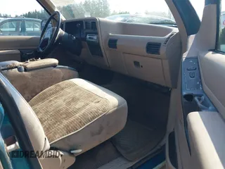 1992 Ford Explorer XL z VIN 1FMDU32X8NUA75834, wystawiony jako IAAI lot #42401117 z przebiegiem 48 865 mil mil oraz . Historia ofert i sprzedaży dostępna na DreamBid. Obrazek 5.