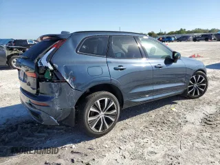 2025 Volvo XC60 Plus z VIN YV4M12RC4S1012704, wystawiony jako Copart lot #48241835 z przebiegiem 4 893 mil mil oraz Szkoda całkowita • Salvage title. Historia ofert i sprzedaży dostępna na DreamBid. Obrazek 3.
