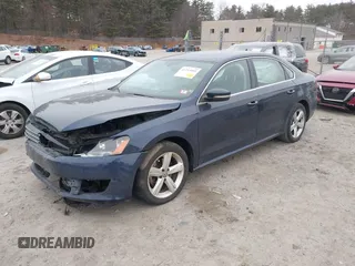 2013 Volkswagen Passat SE z VIN 1VWBP7A37DC145575, wystawiony jako IAAI lot #41253095 z przebiegiem 93 702 mil mil oraz . Historia ofert i sprzedaży dostępna na DreamBid. Obrazek 2.